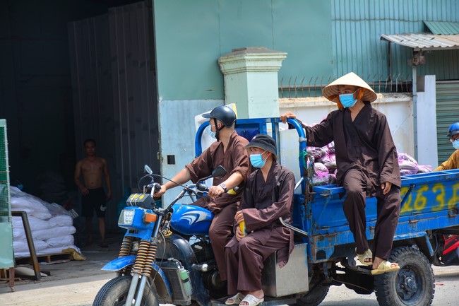 Continuing to support people in need in the Covid-19 pandemic of Hoang Phap Pagoda (series 4)